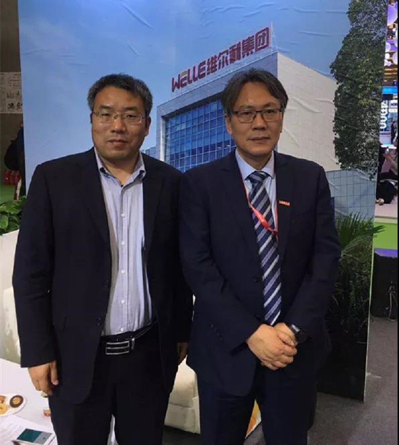 维尔利董事长李月中（右）与中国水网主编谷林