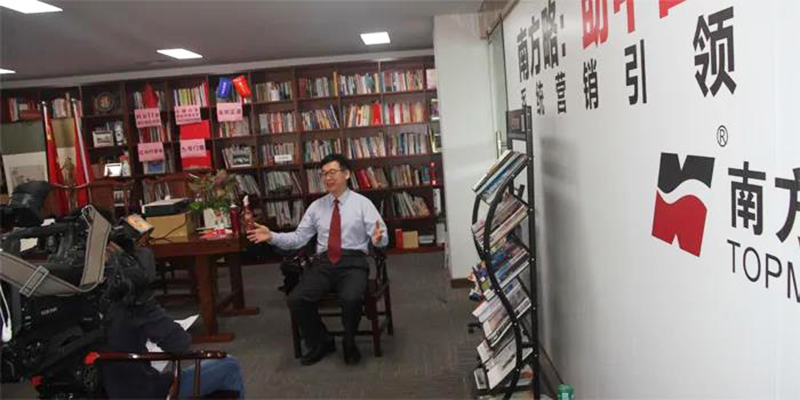 凤凰卫视采访南方略咨询集团首席经济学家戴欣明老师3