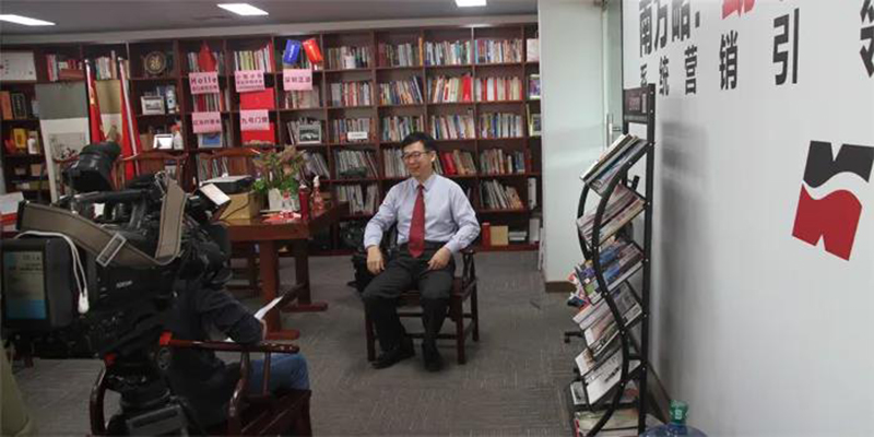 凤凰卫视采访南方略咨询集团首席经济学家戴欣明老师4