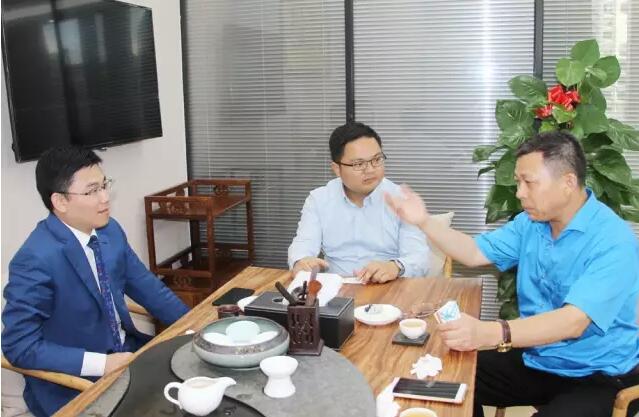 国民集团董事长冯浩东(左一)与南方略董事长刘祖轲(右一)进行了深入